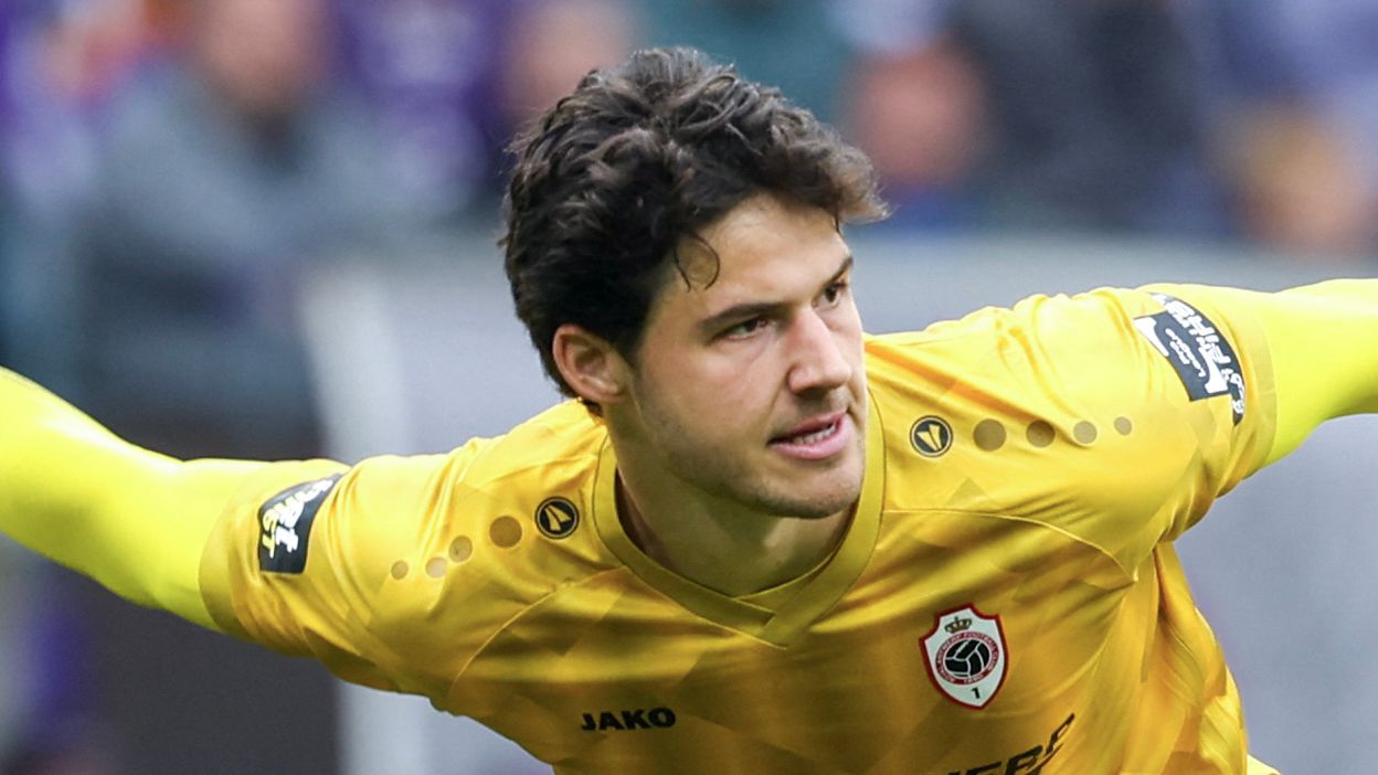 WATCH: Unai Emery responds to question about Emi Martinez's absence from Aston Villa squad as Man Utd eye transfer on deadline day