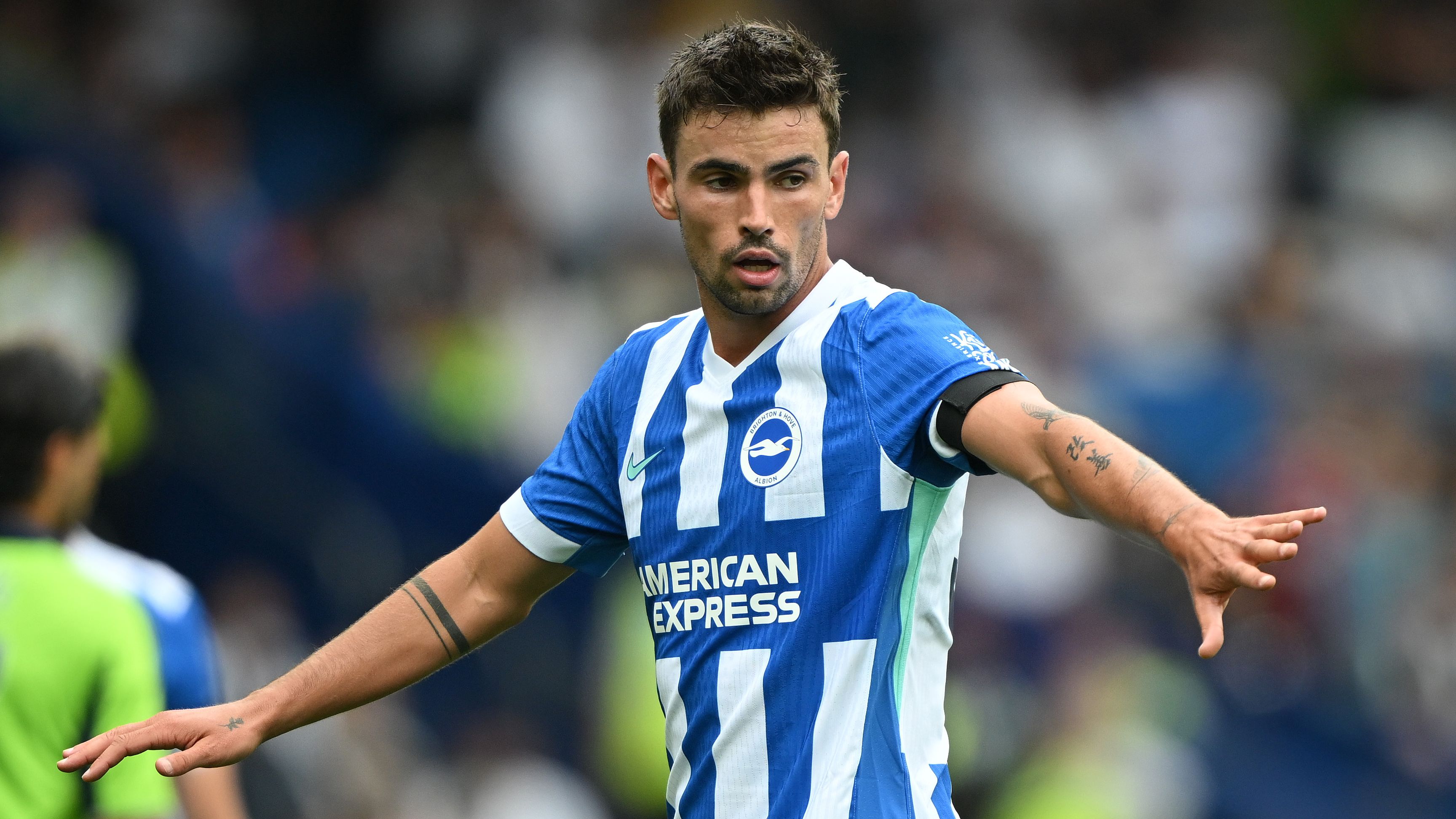 مات أوريلي يستعد للانتقال إلى مرسيليا بينما يتجه روبرتو دي زيربي إلى لاعب برايتون ليحل محل أدريان رابيو