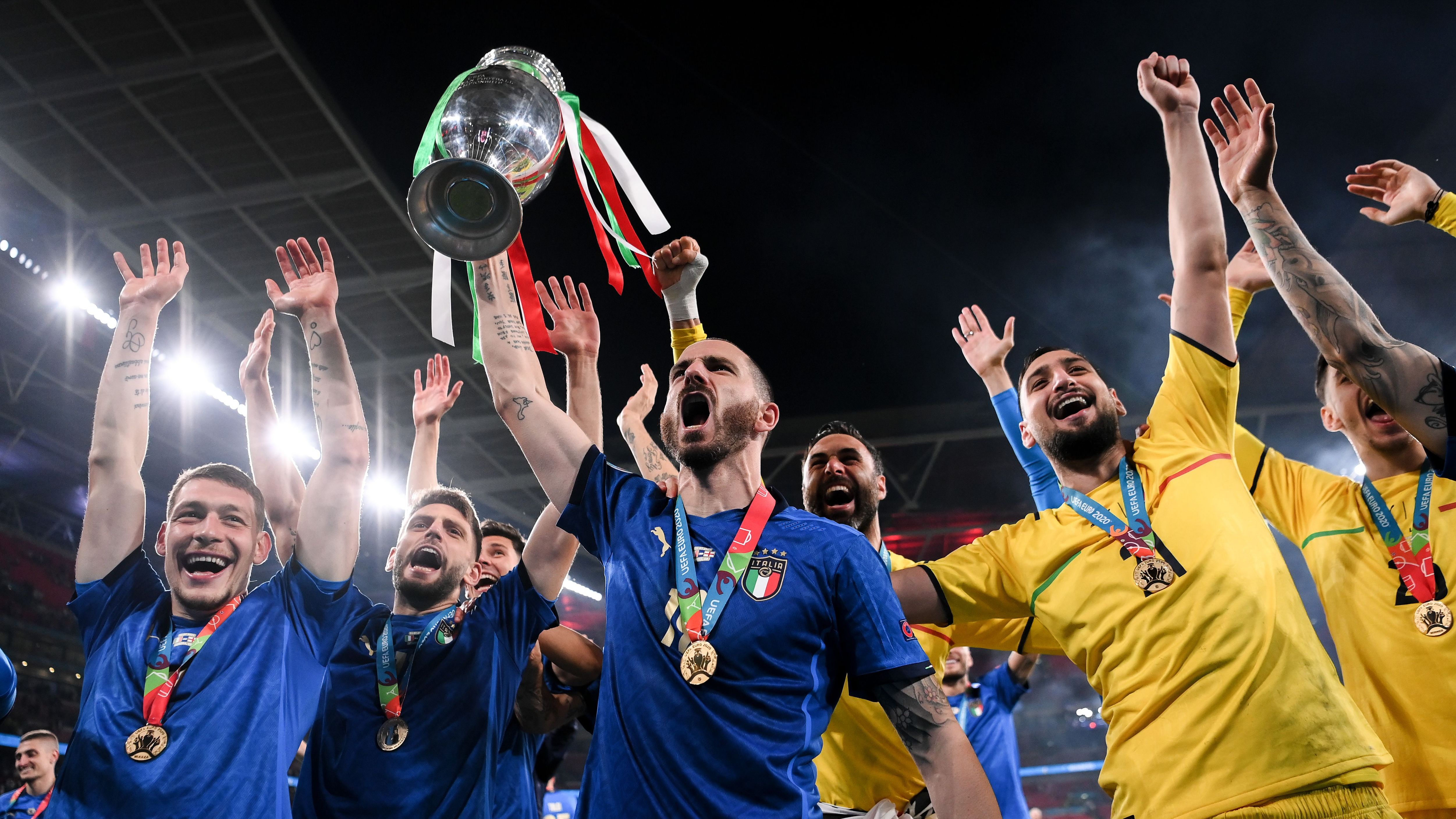 جيانلويجي دوناروما يكمل انتقاله إلى مانشستر سيتي مقابل 26 مليون جنيه إسترليني من باريس سان جيرمان بعقد طويل الأمد حيث حصل بيب جوارديولا على بديل لإيدرسون