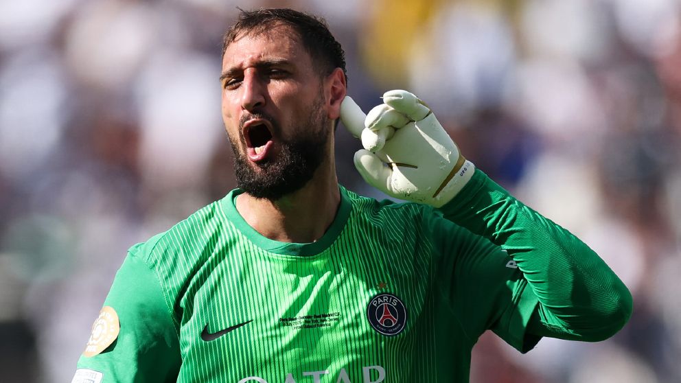 جيانلويجي دوناروما يكمل انتقاله إلى مانشستر سيتي مقابل 26 مليون جنيه إسترليني من باريس سان جيرمان بعقد طويل الأمد حيث حصل بيب جوارديولا على بديل لإيدرسون