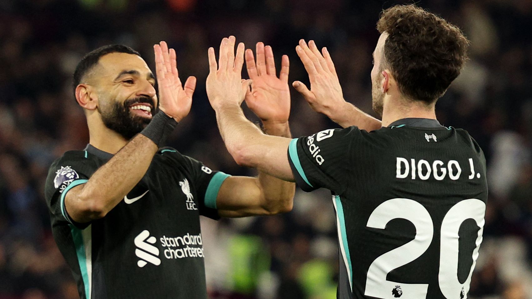 "لم أستعد لذلك" - محمد صلاح يفاجأ جمهور ليفربول خلال تكريمه الدامع لديوجو جوتا