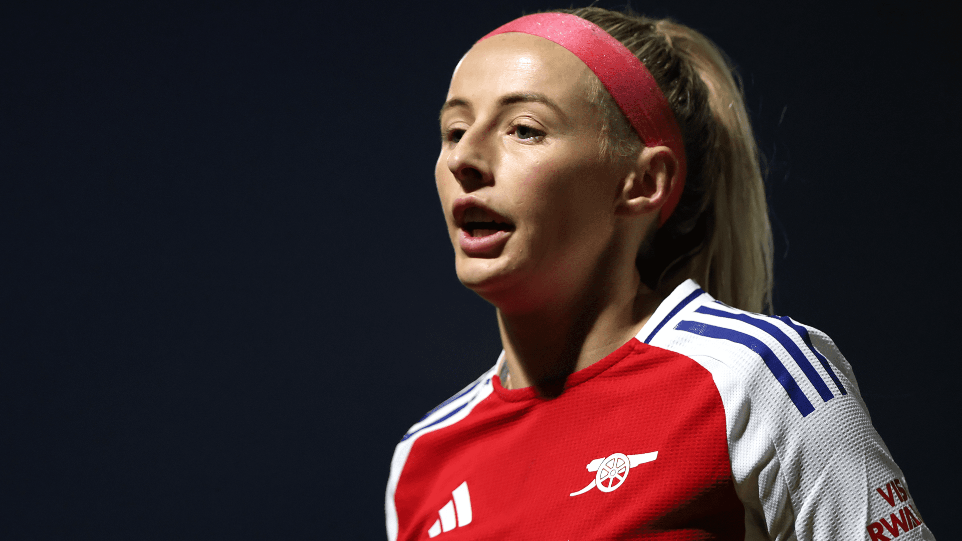 "لا أستطيع أن أهتم بهذا" - لماذا تخلت بطلة فريق Lionesses، كلوي كيلي، عن الخرافات بينما تتفاعل نجمة إنجلترا وأرسنال مع نقاش المساواة في الأجور في لعبة السيدات