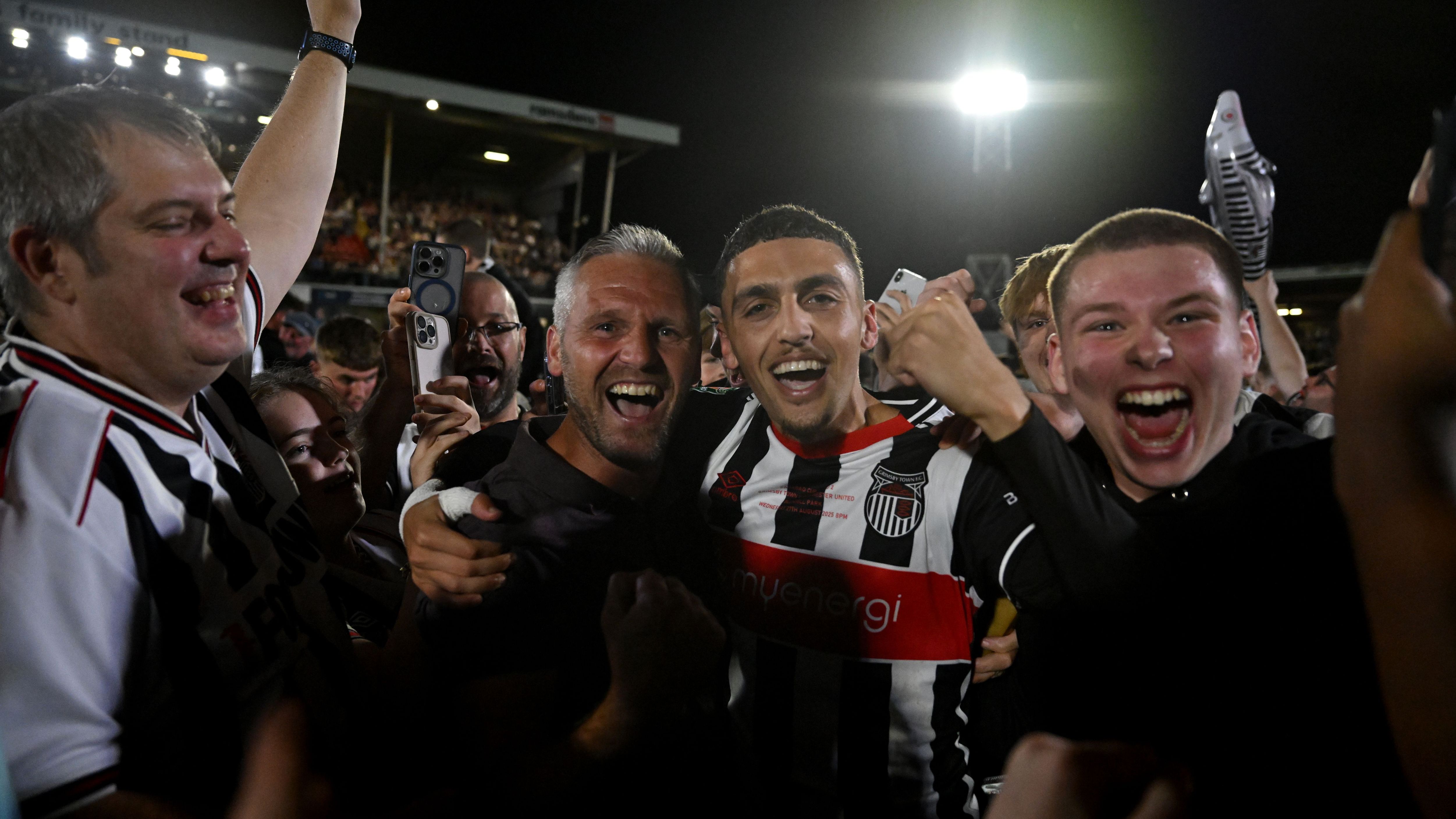 جريمزبي يعاقب لإشراكه لاعبًا غير مؤهل ضد مانشستر يونايتد وسط مطالبات من الجماهير الغاضبة بإعادة مباراة كأس كاراباو