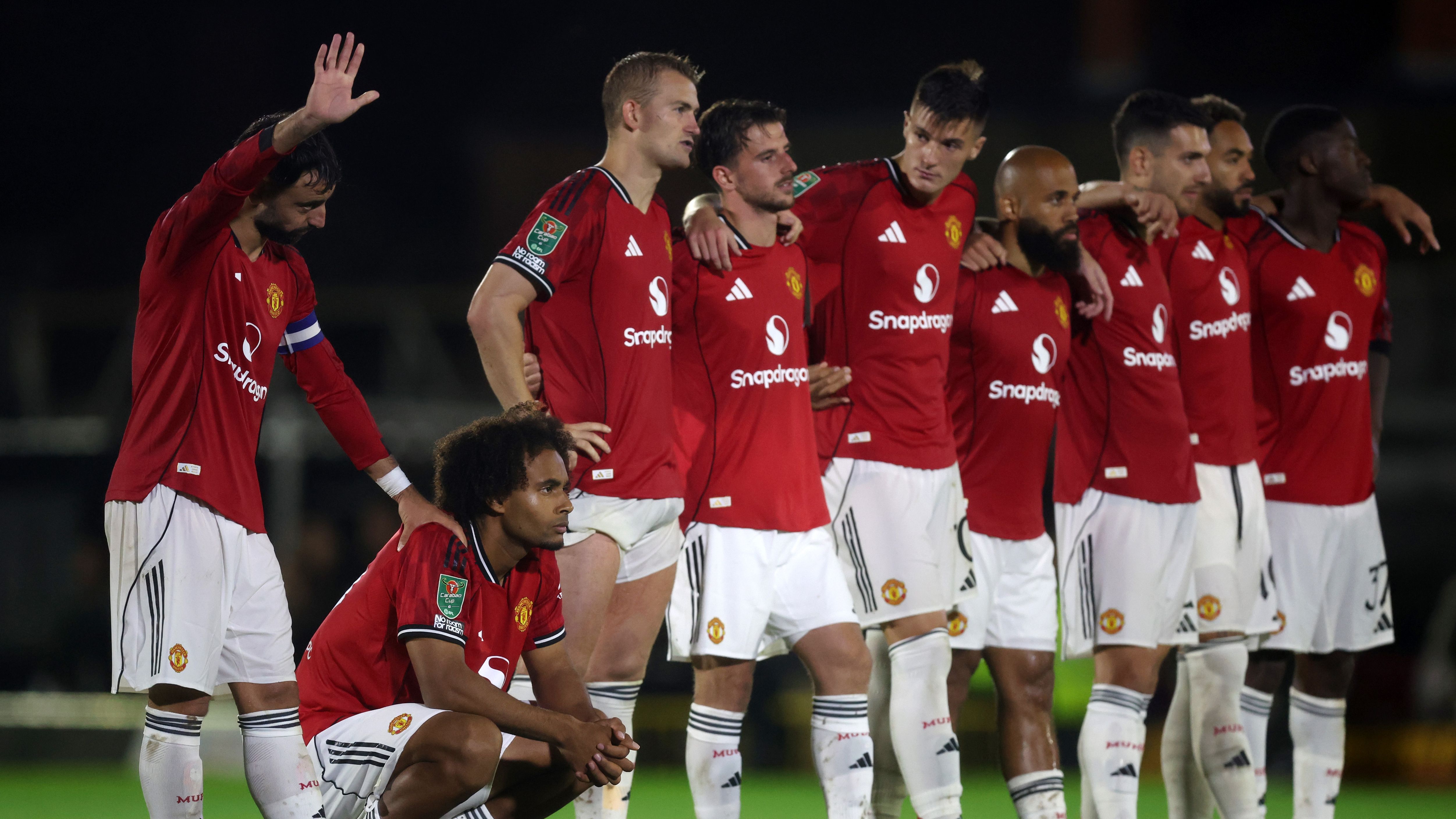 جريمزبي يعاقب لإشراكه لاعبًا غير مؤهل ضد مانشستر يونايتد وسط مطالبات من الجماهير الغاضبة بإعادة مباراة كأس كاراباو