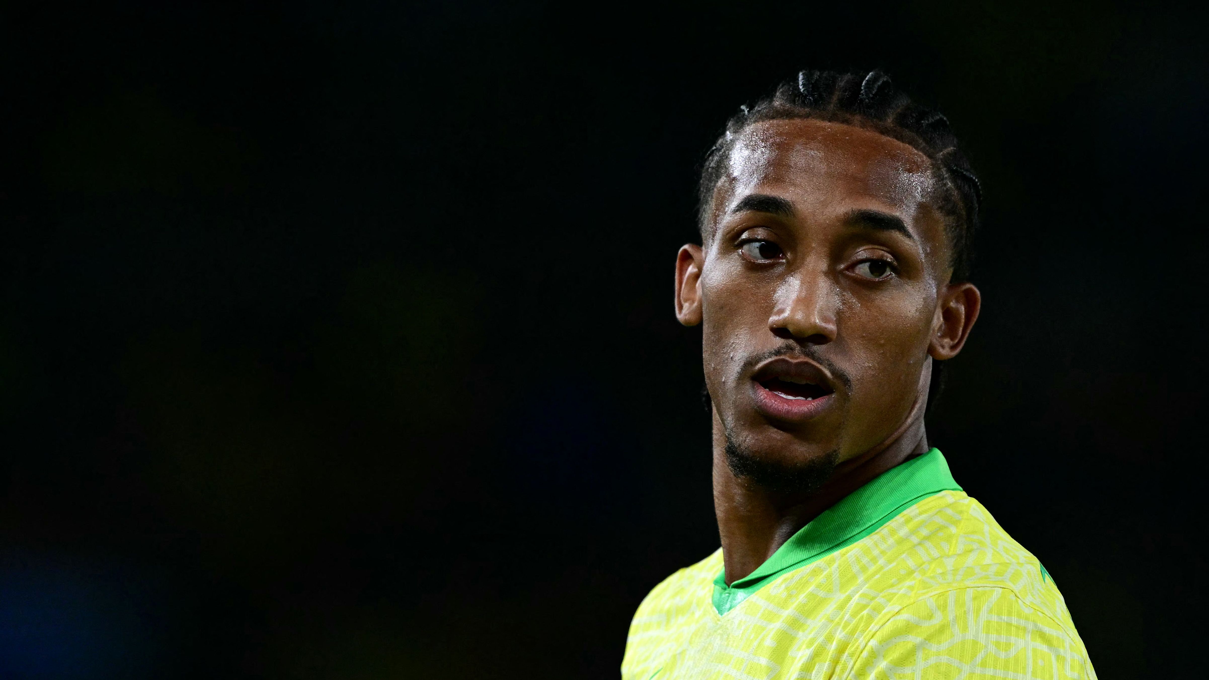 نجم تشيلسي جواو بيدرو يتقيأ على أرض الملعب بعد اشتباك مع جابرييل مارتينيلي لاعب أرسنال خلال مباراة البرازيل في تصفيات كأس العالم ضد تشيلي
