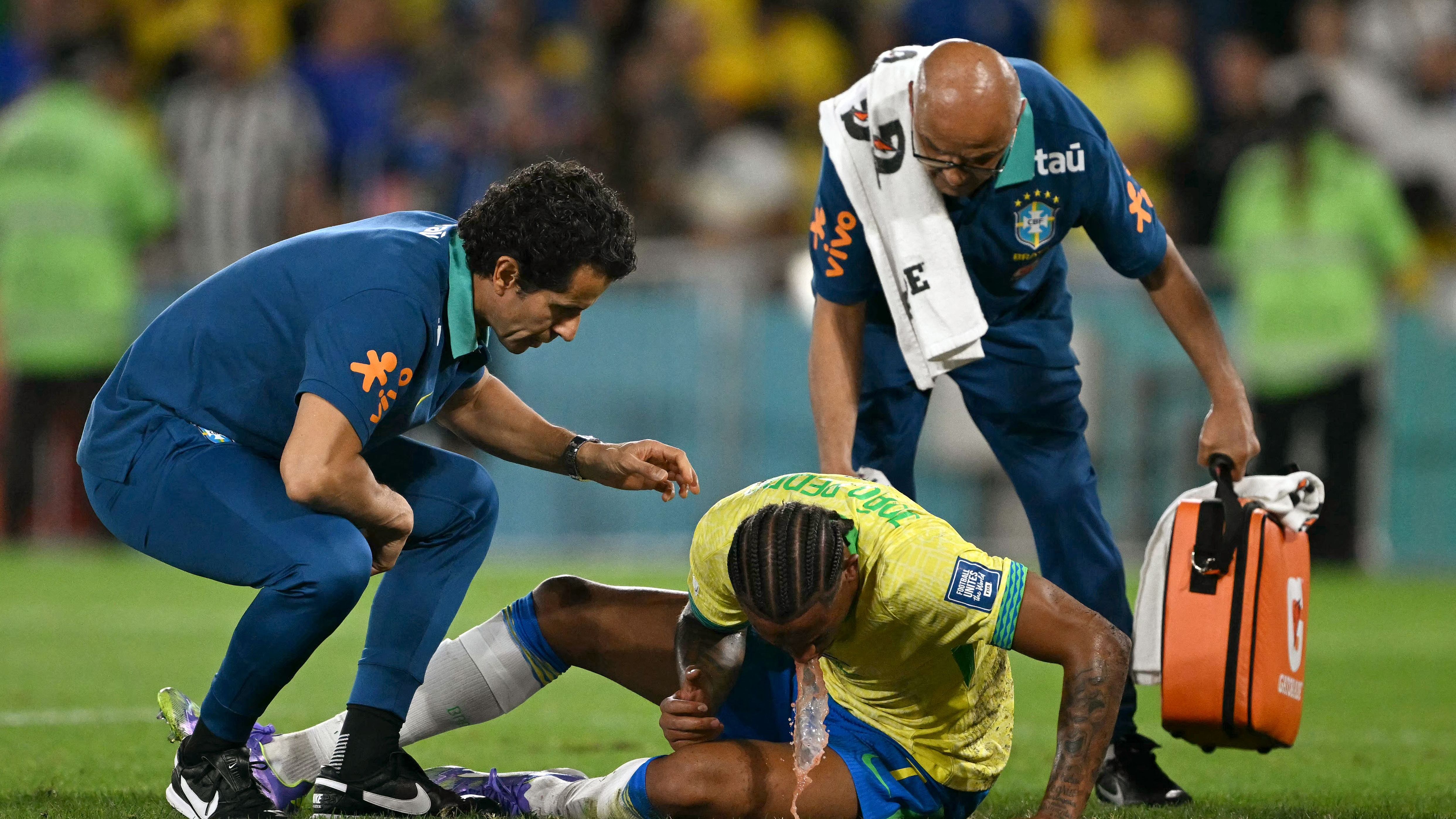 نجم تشيلسي جواو بيدرو يتقيأ على أرض الملعب بعد اشتباك مع جابرييل مارتينيلي لاعب أرسنال خلال مباراة البرازيل في تصفيات كأس العالم ضد تشيلي