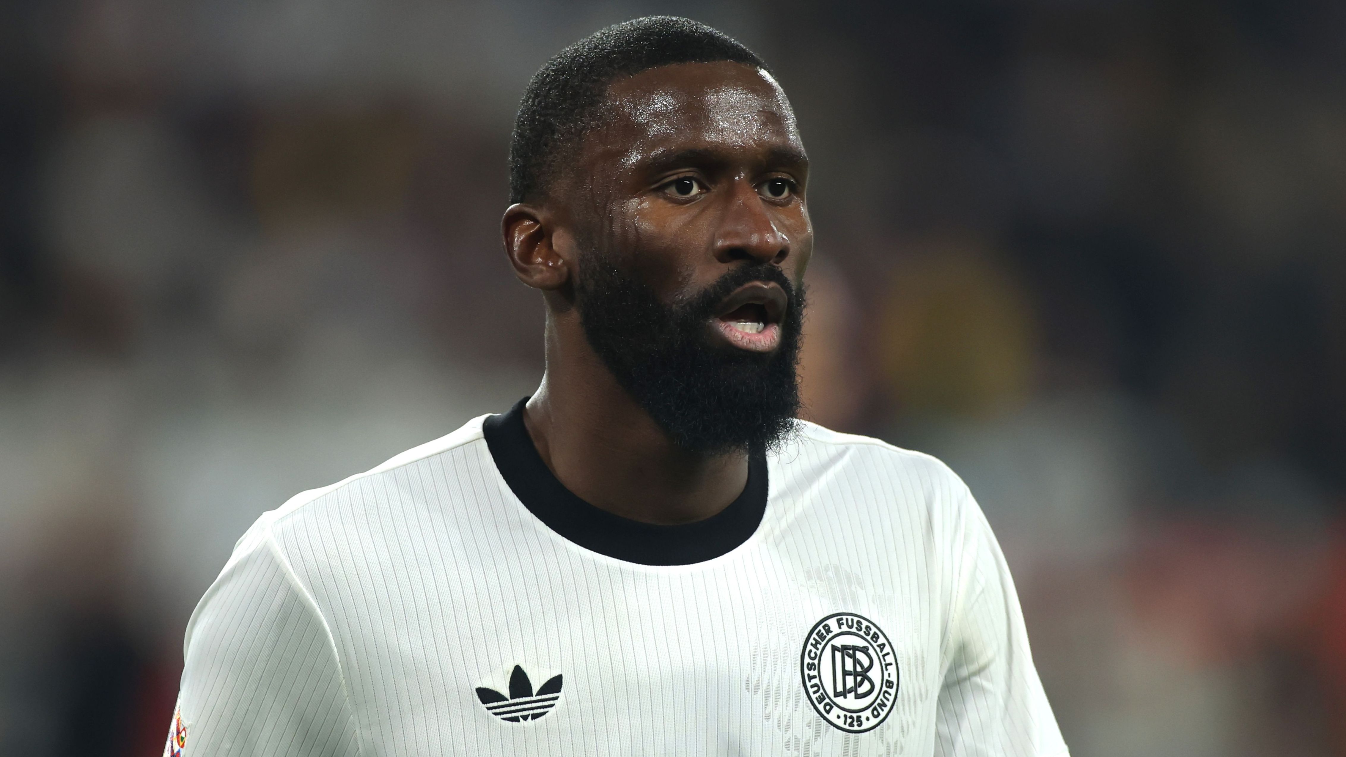كشف: نداء عاطفي من أنطونيو روديجر لزملائه في المنتخب الألماني في غرفة الملابس بعد الخسارة الصادمة أمام سلوفاكيا في المباراة الافتتاحية لتصفيات كأس العالم