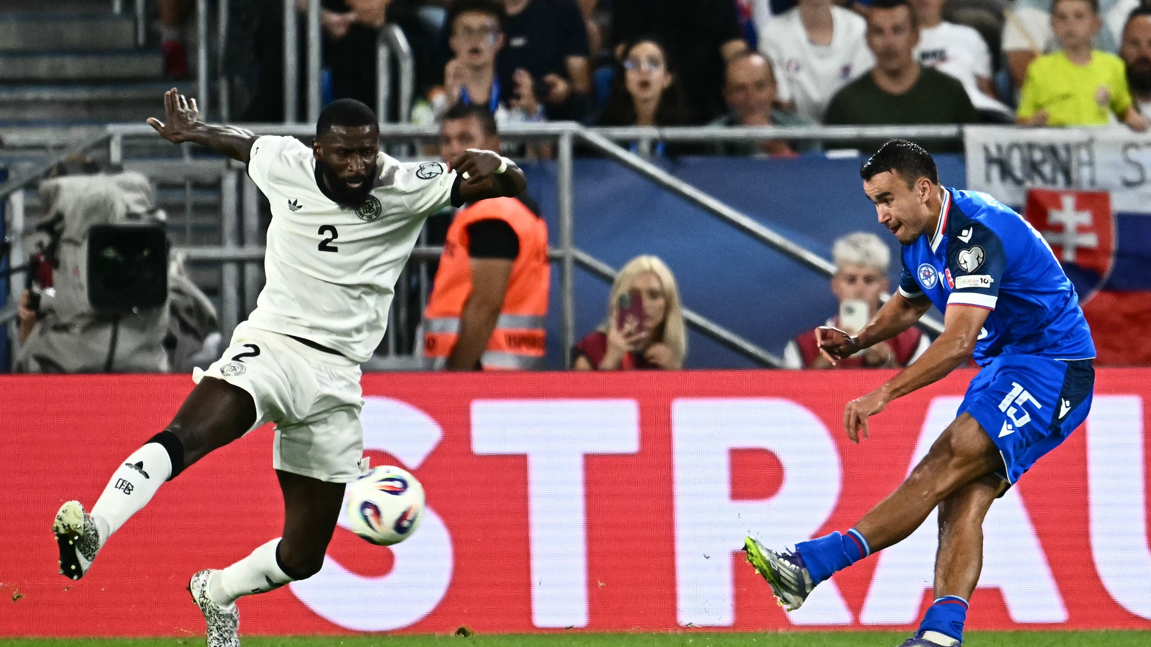 كشف: نداء عاطفي من أنطونيو روديجر لزملائه في المنتخب الألماني في غرفة الملابس بعد الخسارة الصادمة أمام سلوفاكيا في المباراة الافتتاحية لتصفيات كأس العالم