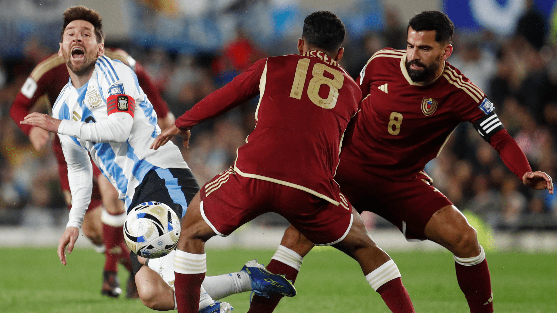 فيديو: صدام غاضب آخر مع ليونيل ميسي! نجم الأرجنتين ينتظر منافسه الفنزويلي في النفق قبل أن يتدخل زملاؤه.