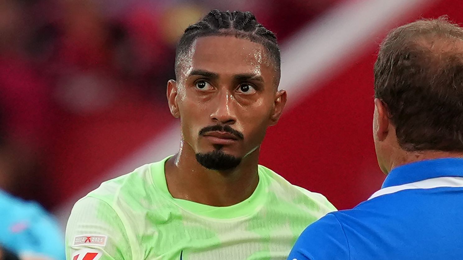 نجم برشلونة رافينيا يتهم ديزني بالعنصرية بعد رحلة إلى ديزني لاند مع ابنه ويصدر بيانًا غاضبًا