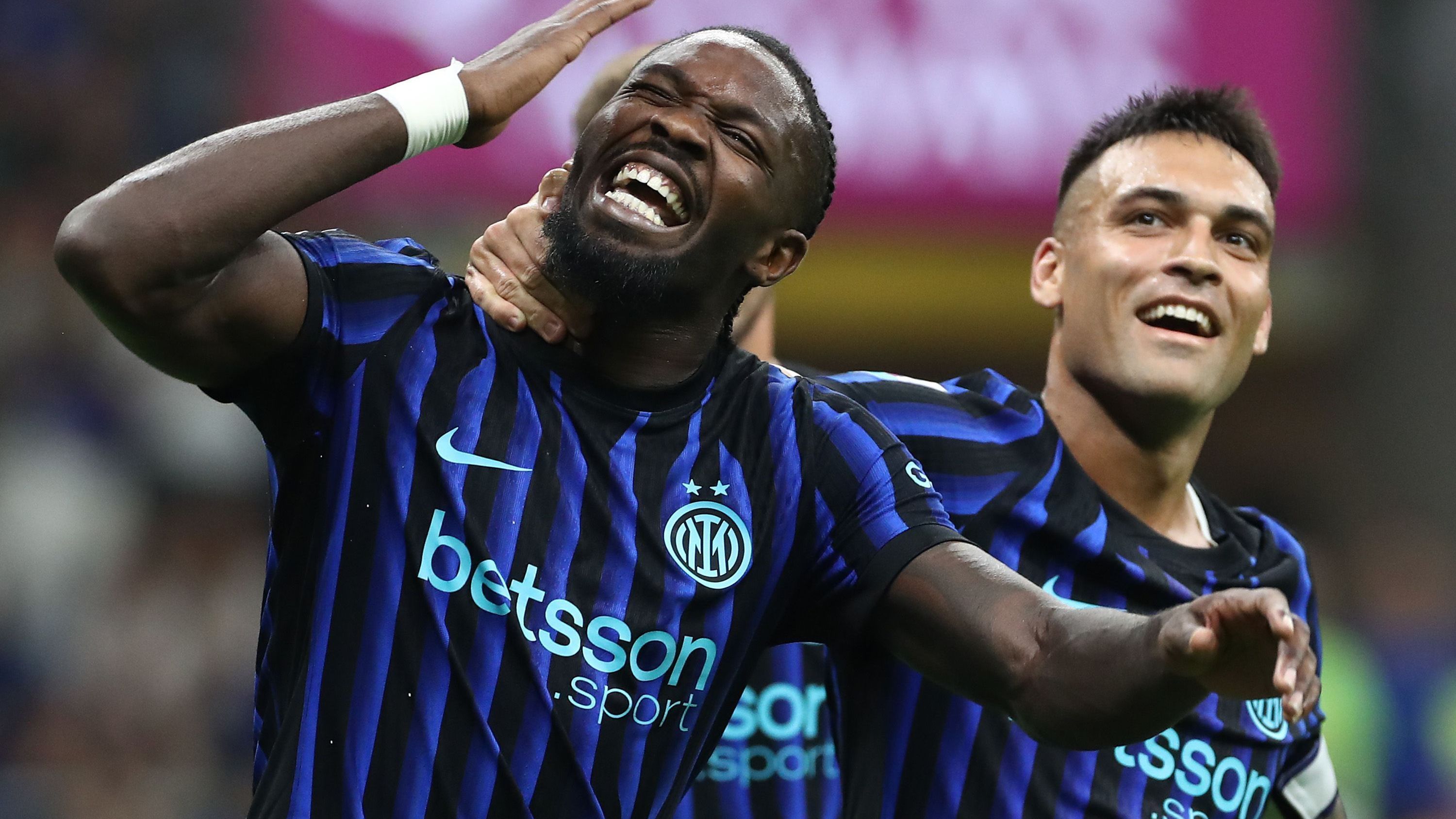 اعترف دينزل دومفريس، الظهير الأيمن لإنتر ميلان، بأنه منفتح على عروض الانتقال من الدوري الإنجليزي الممتاز بعد التقارير التي أشارت إلى اهتمام مانشستر سيتي به.