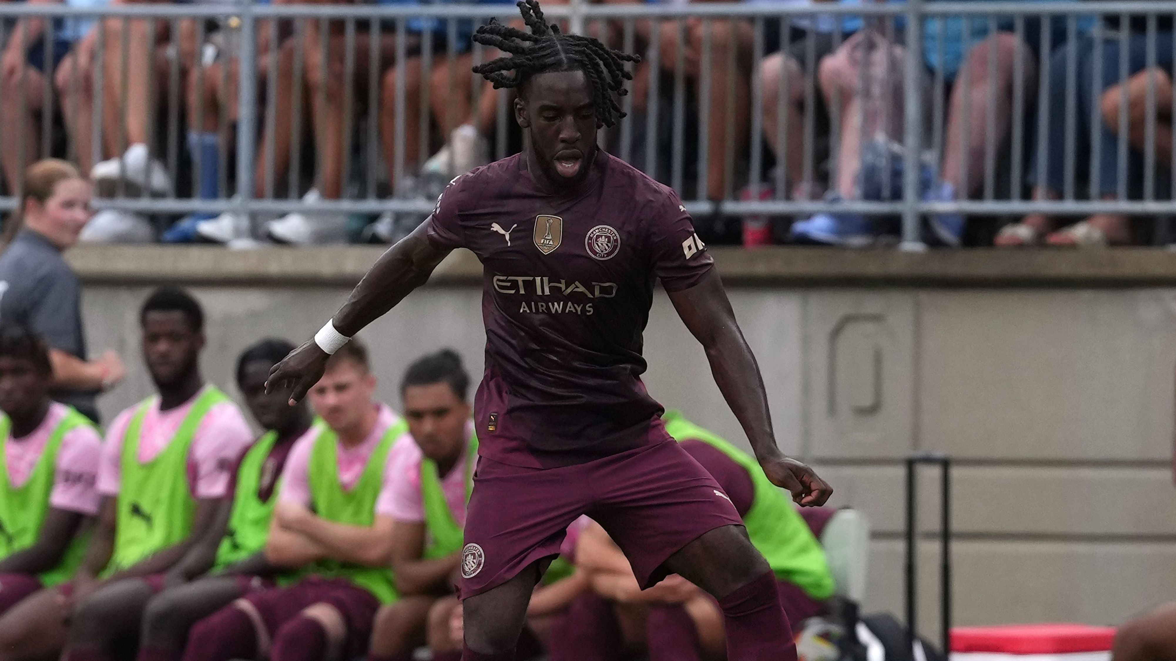 مانشستر سيتي لا يزال مفتوحًا! فريق بيب جوارديولا يُعير لاعبًا منسيًا إلى نادٍ بولندي، بينما يسعى اللاعب البالغ من العمر 22 عامًا للانضمام إلى الفريق الأول.