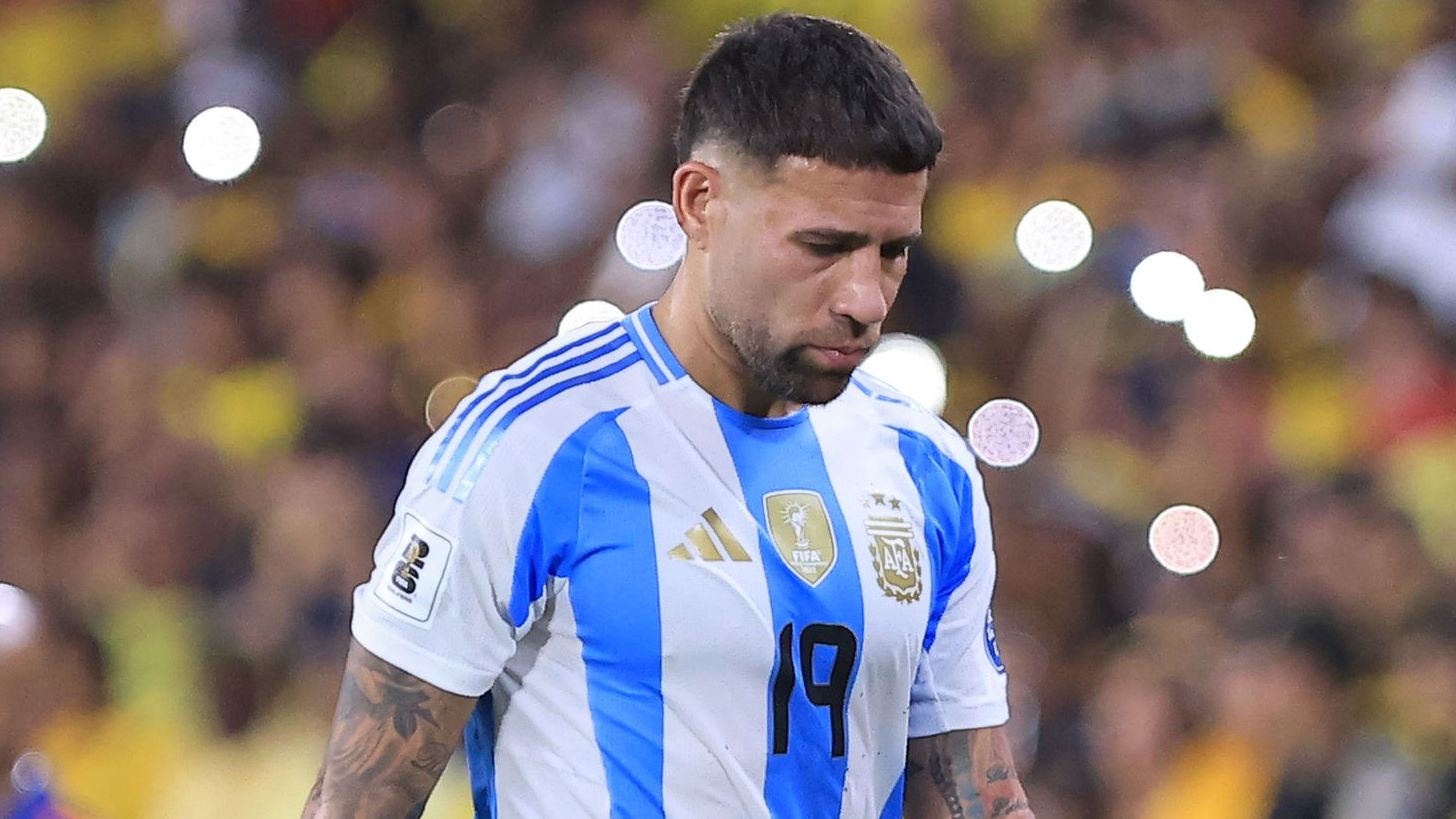 كابوسٌ على ليونيل ميسي والأرجنتين! لاعبٌ أساسيٌّ مُوقوفٌ عن المباراة الافتتاحية لكأس العالم 2026 بعد تدخلٍ مُحرِجٍ في مباراة التصفيات التي خسرها الفريق أمام الإكوادور.