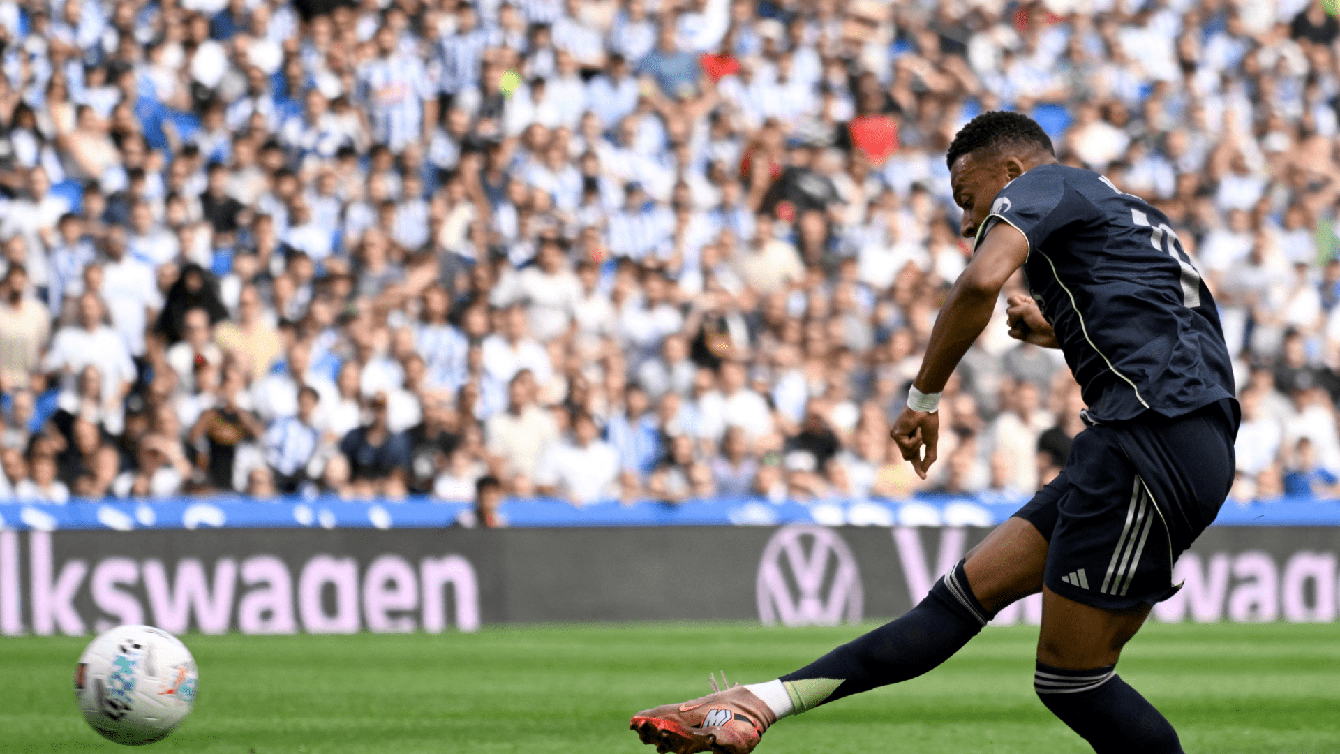 تقييمات لاعبي ريال مدريد ضد ريال سوسيداد: كيليان مبابي، انحنِ احترامًا! تألق الفرنسي يُؤهل الفريق المكوّن من عشرة لاعبين رغم طرد دين هويسن.