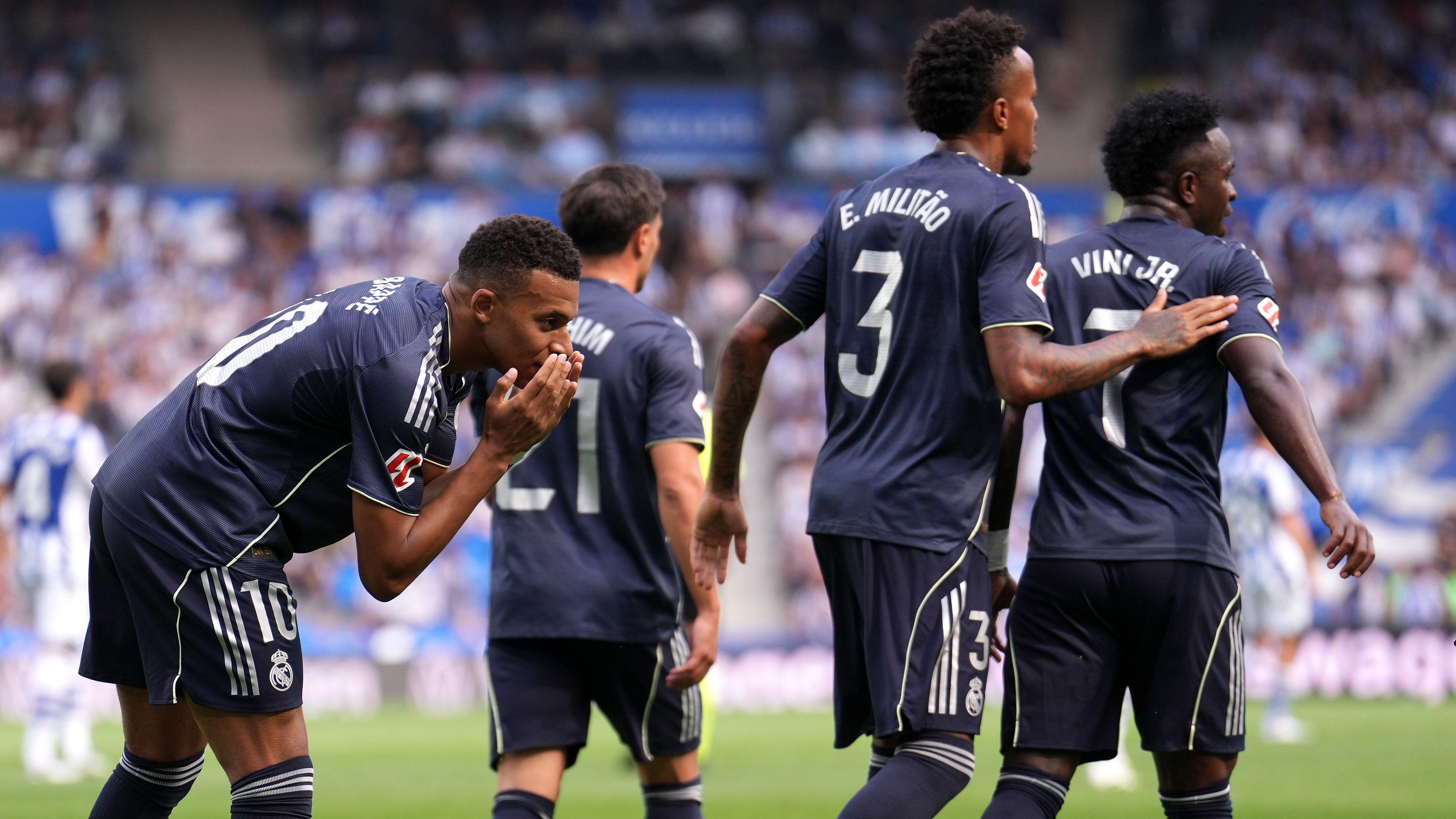 مدرب ريال مدريد تشابي ألونسو يقود التحية بينما يظهر أسطورة ليفربول جون توشاك علنًا نادرًا لتسلم أعلى وسام من ريال سوسيداد