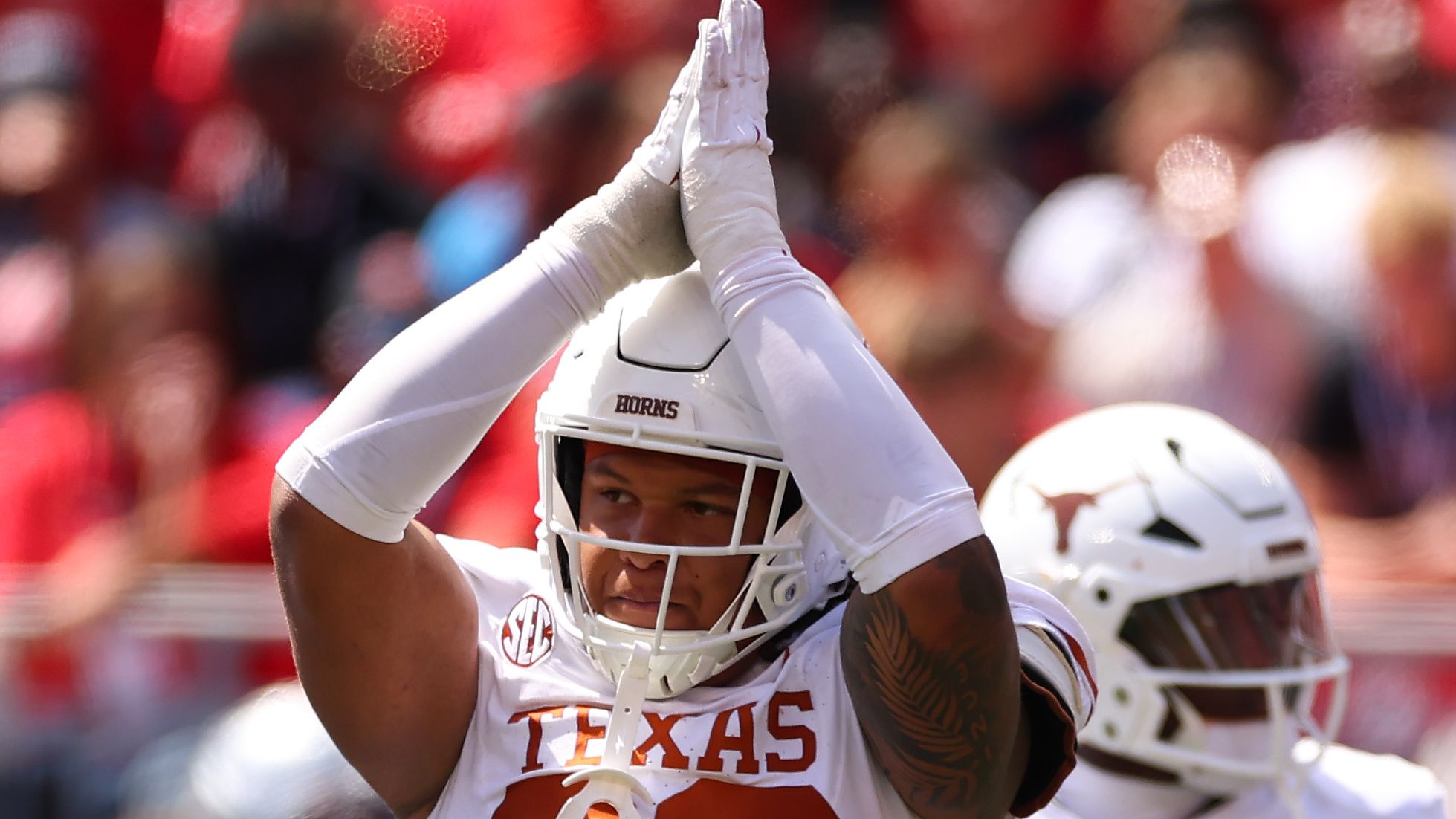 WATCH: USMNT's Alex Freeman challenges Texas University Football's Hero Kanu to soccer juggling showdown at Longhorns' facility