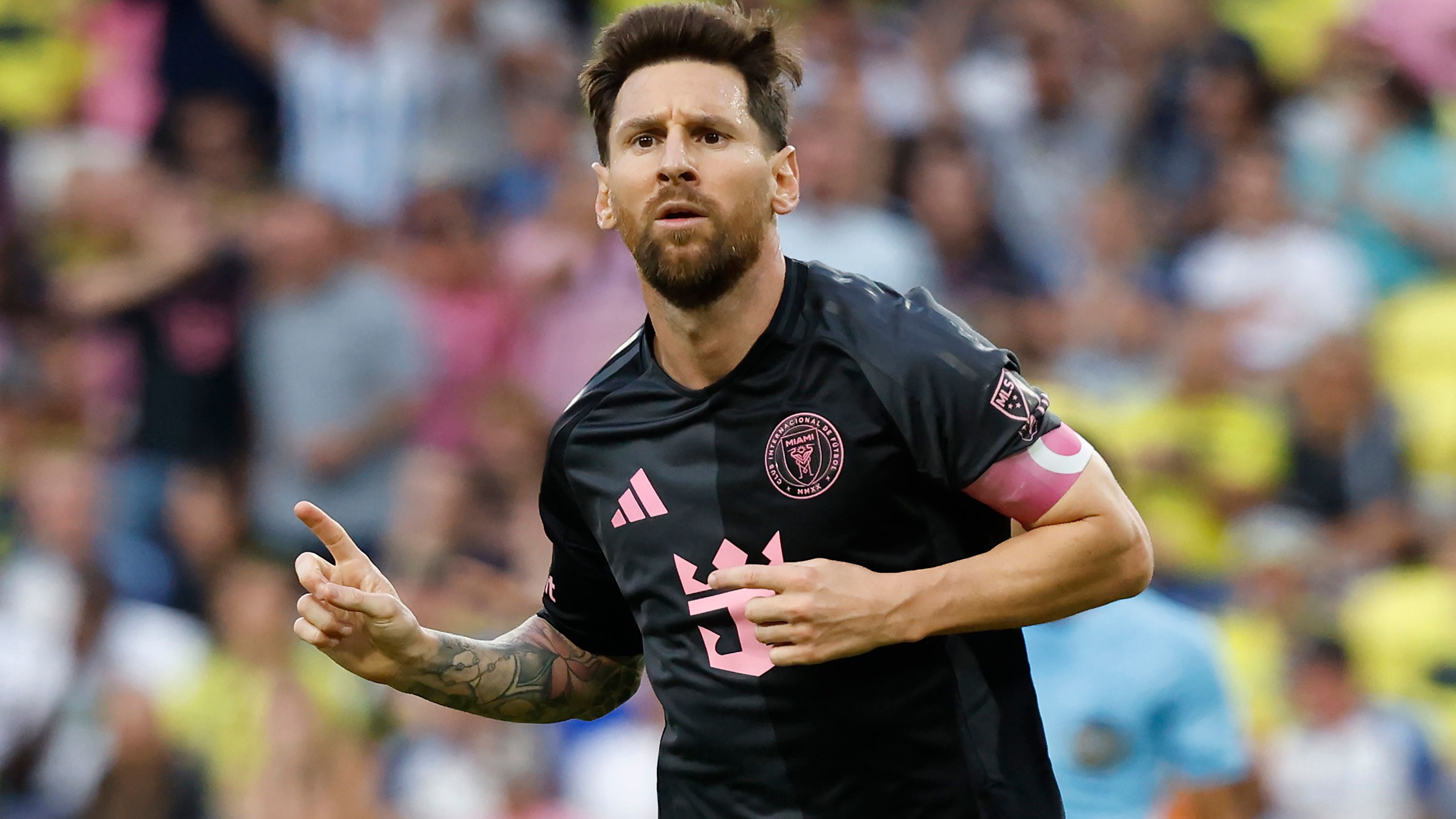 'He will mess you up!' - Lionel Messi better equipped for boxing than 'soft' Cristiano Ronaldo, claims Deontay Wilder's former trainer Malik Scott