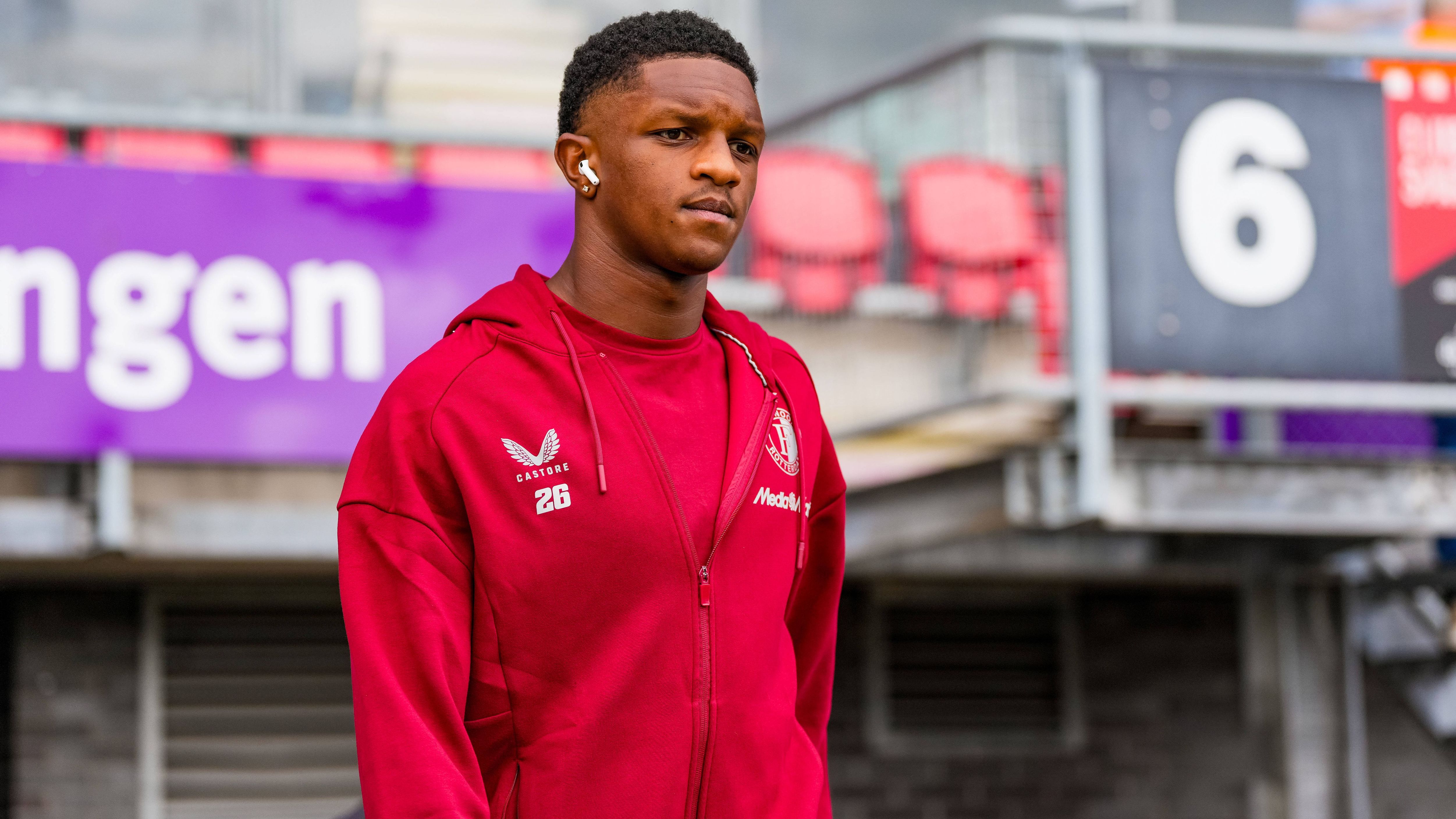 Bayern Munich ready to battle Premier League clubs in race to sign teenage right-back shining for Feyenoord