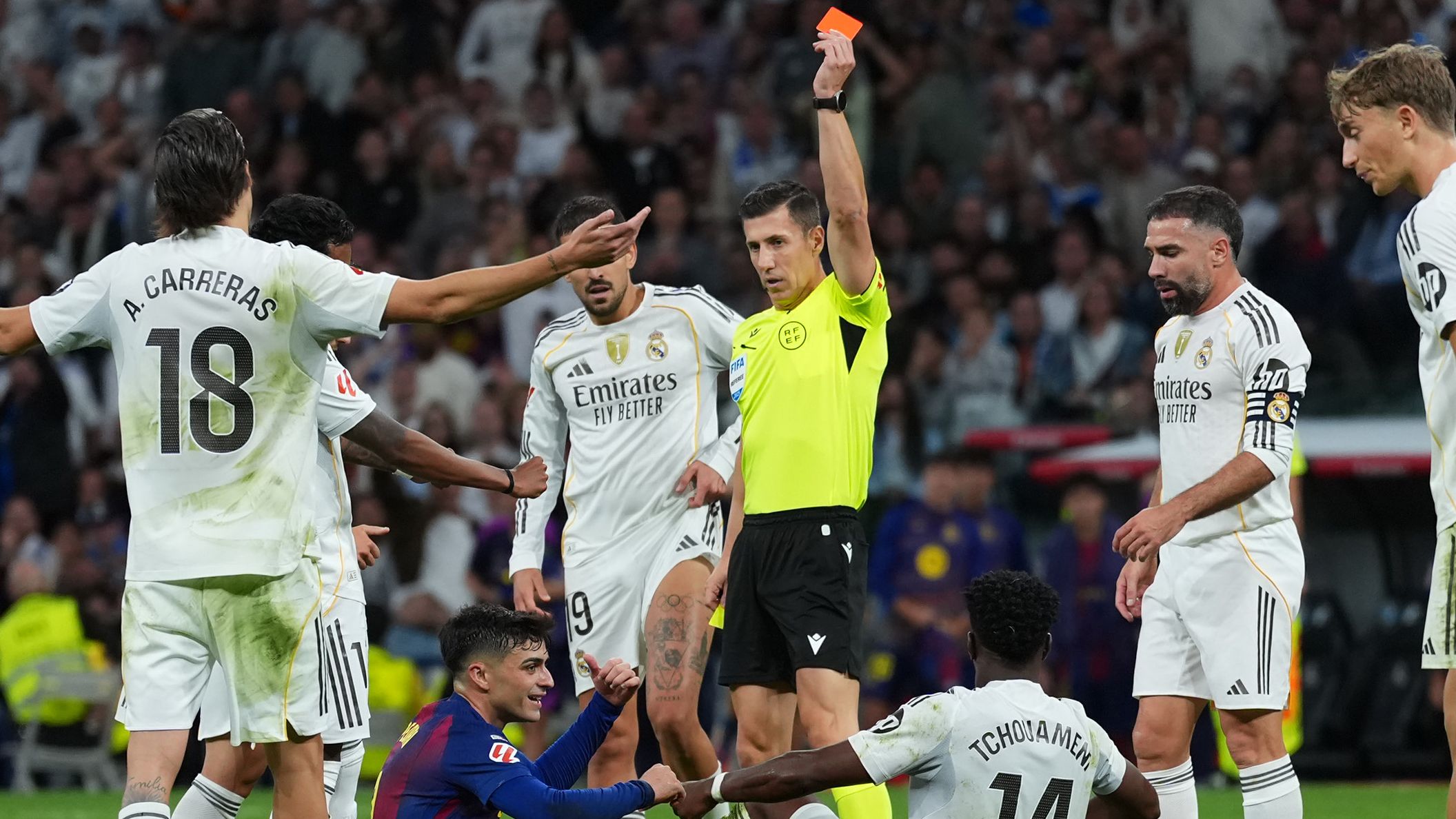 Vinicius Junior erupts! Furious Real Madrid star blanks Xabi Alonso & storms down tunnel after being subbed early vs Barcelona