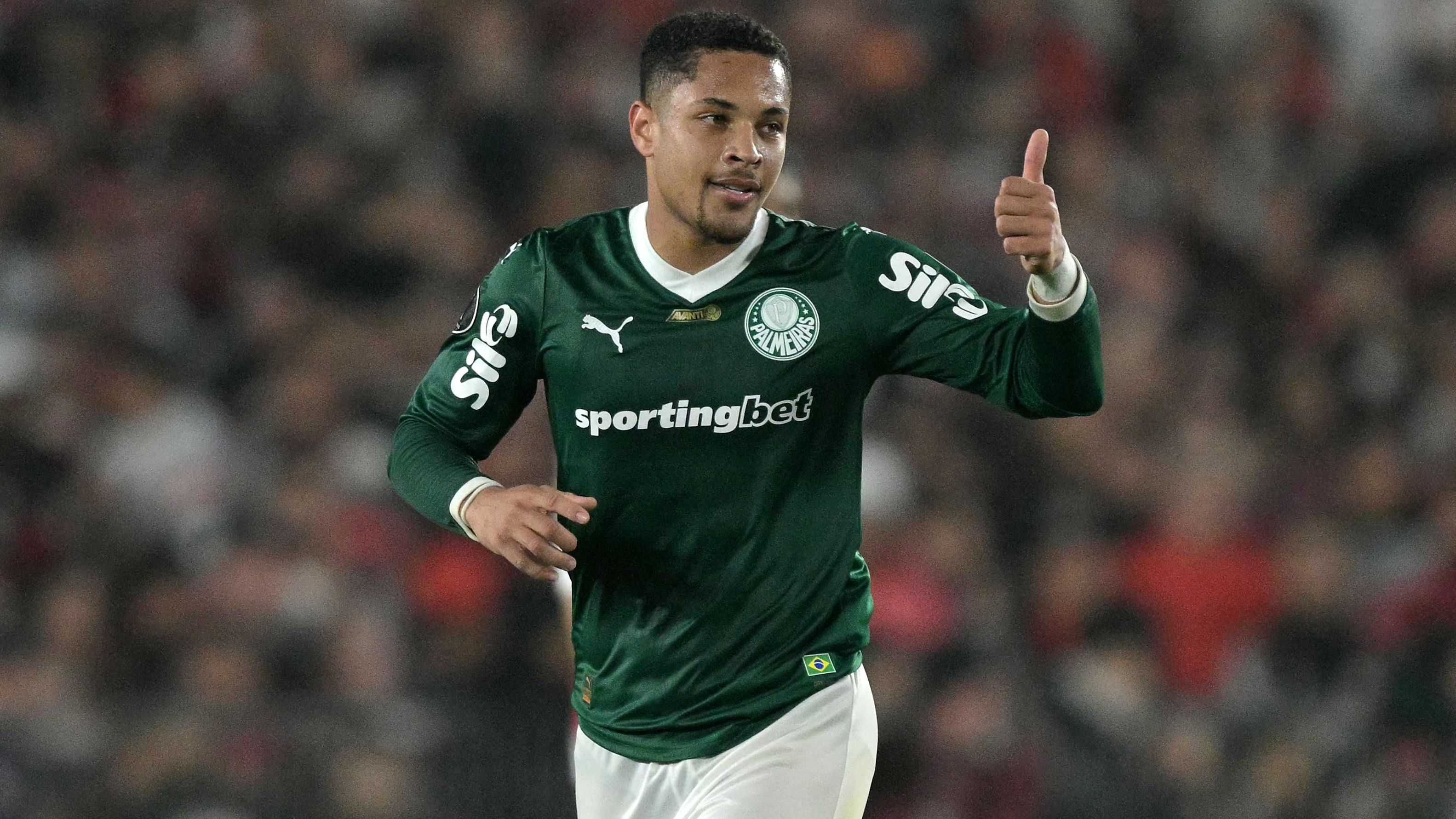 Vitor Roque waiting on €50m Premier League offer with Man Utd & Chelsea monitoring Barcelona flop