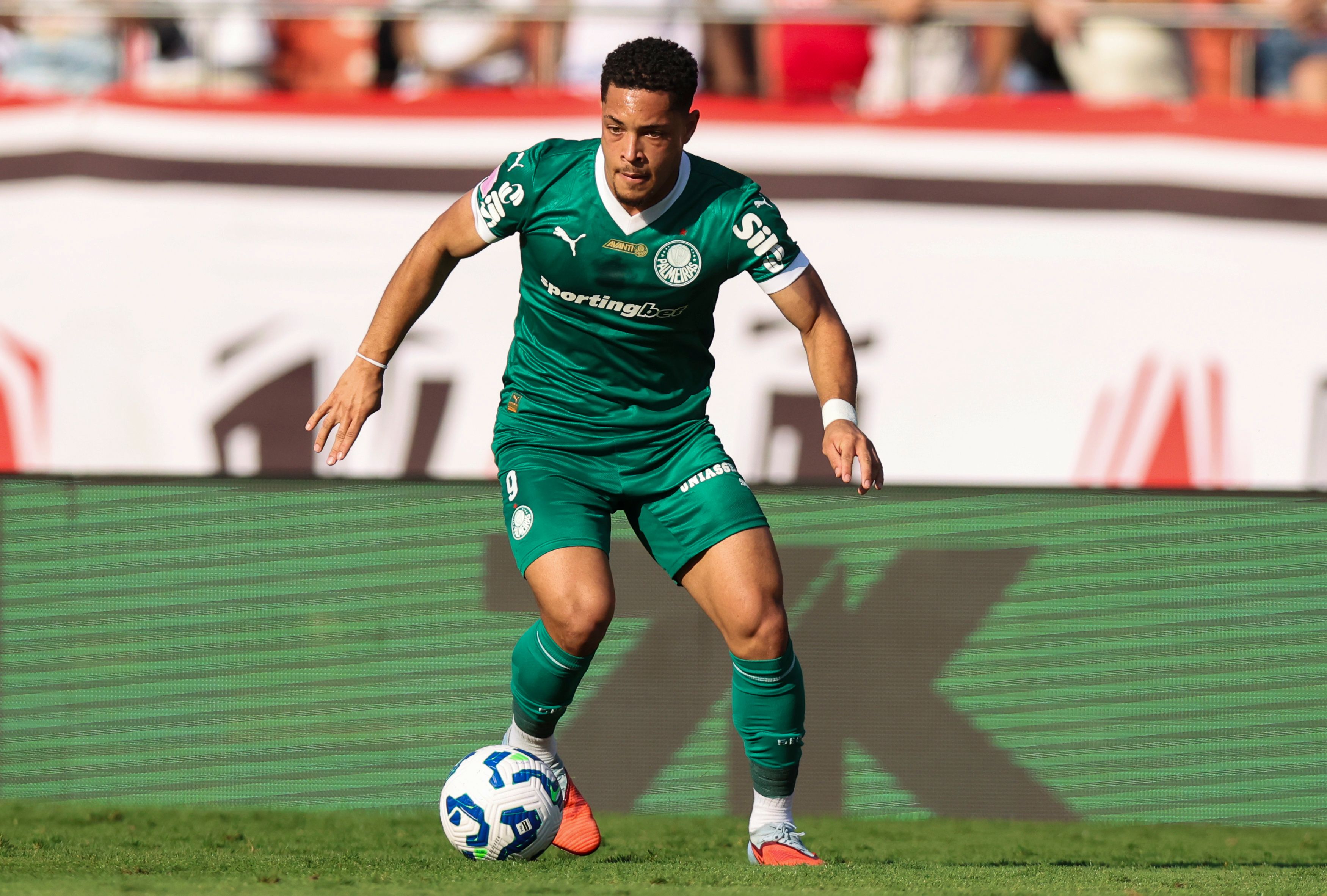 Vitor Roque waiting on €50m Premier League offer with Man Utd & Chelsea monitoring Barcelona flop